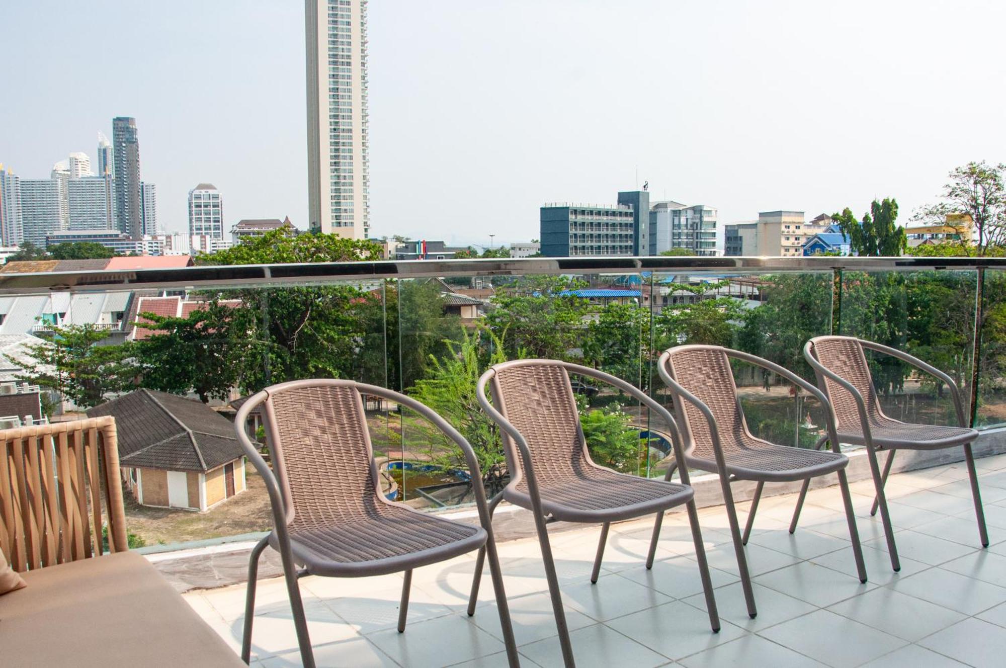 Ht9 Hotel Pantai Jomtien Bagian luar foto