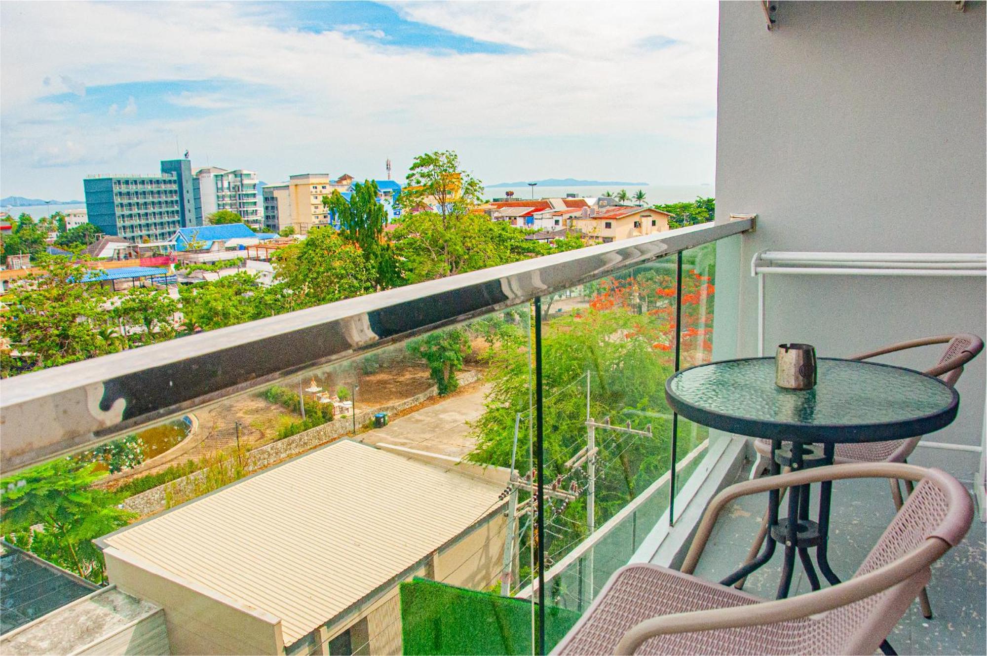 Ht9 Hotel Pantai Jomtien Bagian luar foto