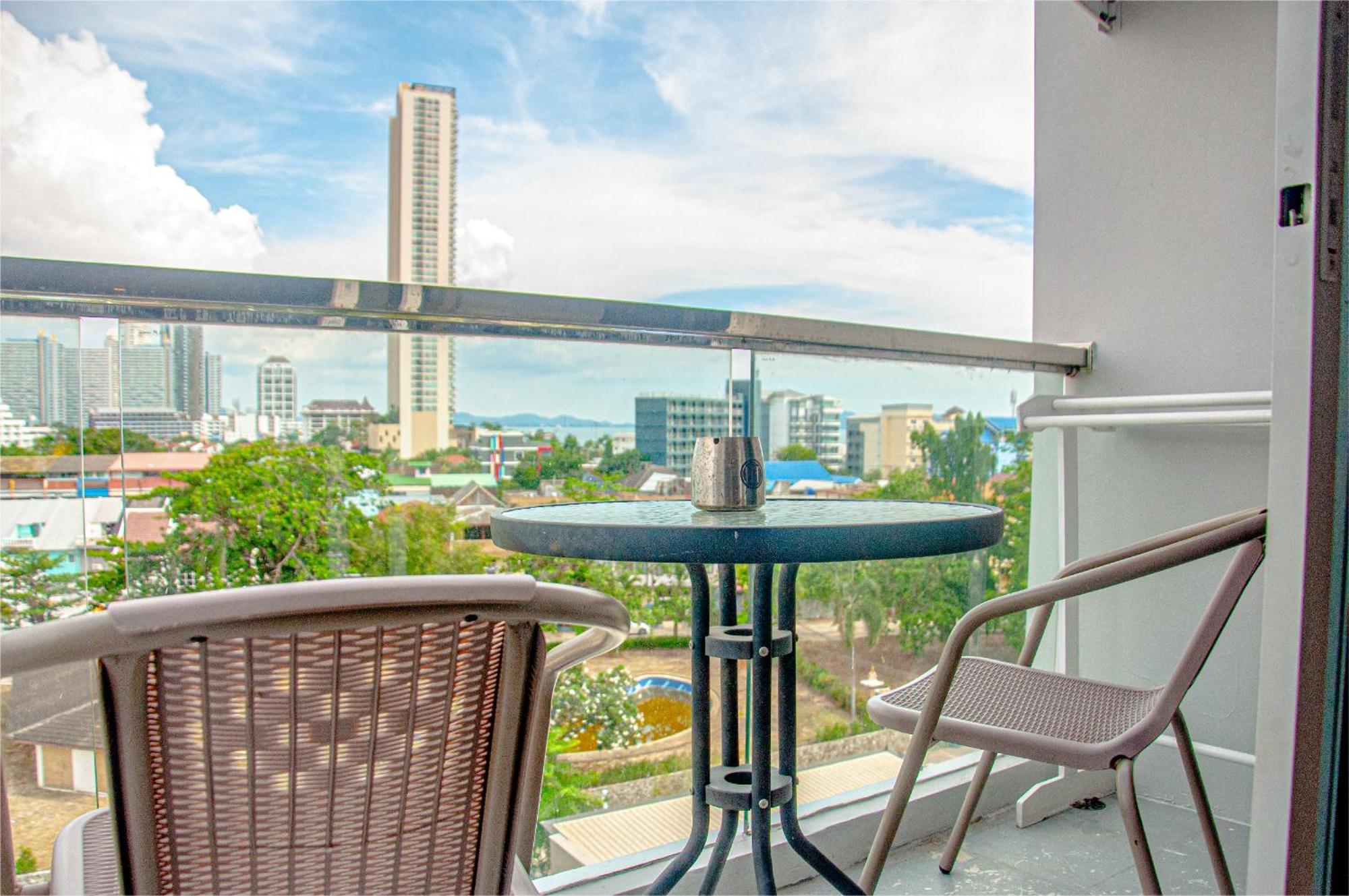 Ht9 Hotel Pantai Jomtien Bagian luar foto